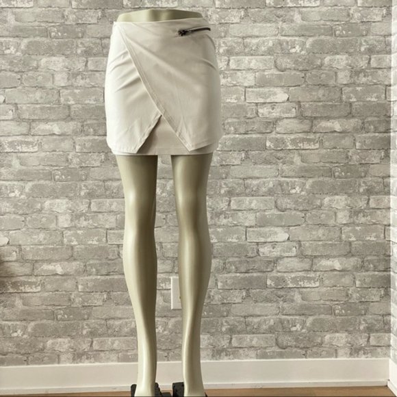 SOLD | NWT Le Chateau Ivory Faux Leather Mini Skirt - Picture 6 of 16